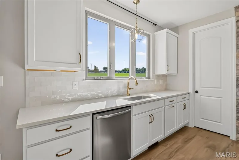 Triple Window overlooking Backyard and Walk in Pantry — 106 Downview Drive, O'Fallon, MO 63368