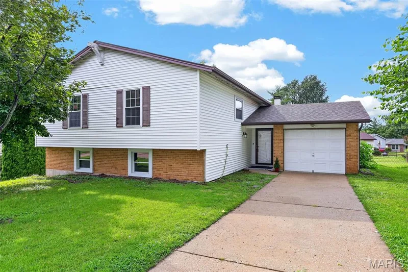 1523 Shadow Lane, St Charles, MO — listing photo 1