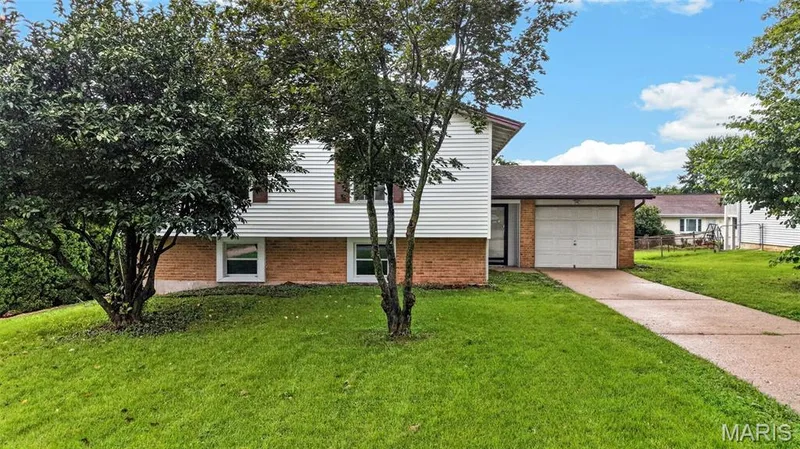 1523 Shadow Lane, St Charles, MO 63303 — listing photo 2 of 44