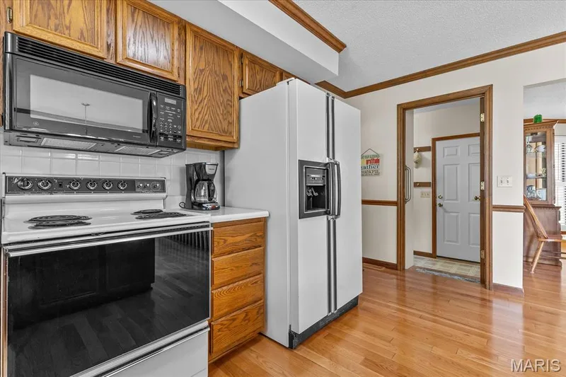 Tiled Backsplash — 358 Carriage Trail Court, O'Fallon, MO 63368