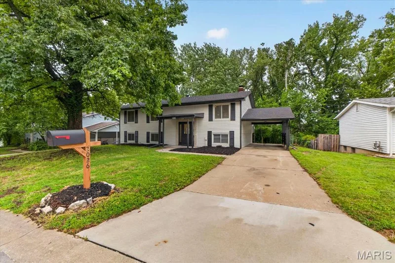 2026 Dawson Drive, St Charles, MO 63301 — listing photo 2 of 60