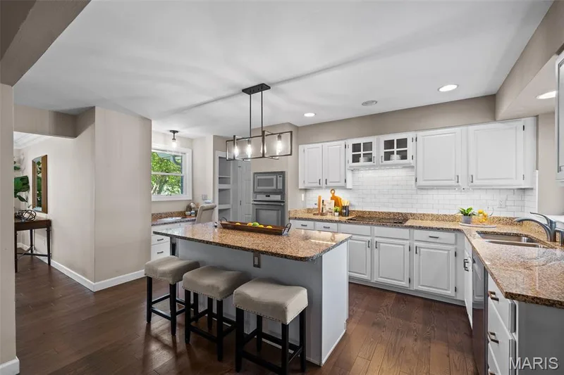 718 Cedar Field Court, Chesterfield, MO 63017 — listing photo 4 of 42