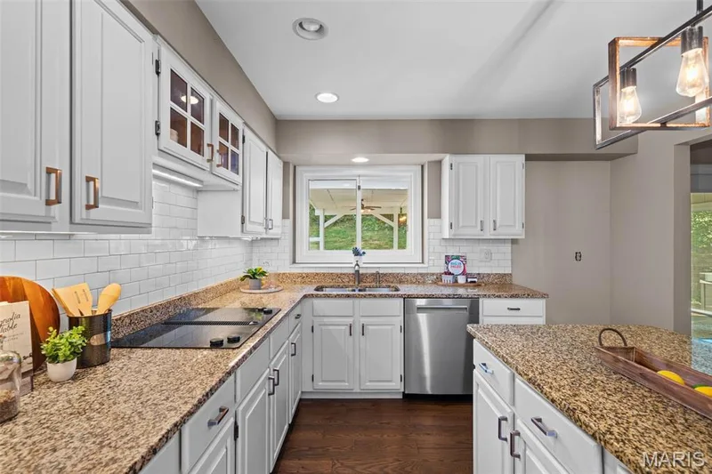 718 Cedar Field Court, Chesterfield, MO 63017 — listing photo 5 of 42