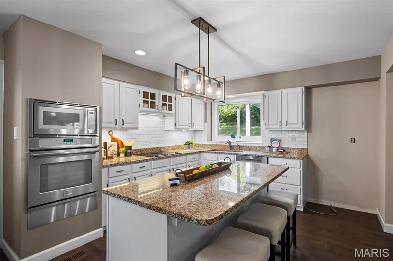 718 Cedar Field Court, Chesterfield, MO 63017 — listing photo 6 of 42