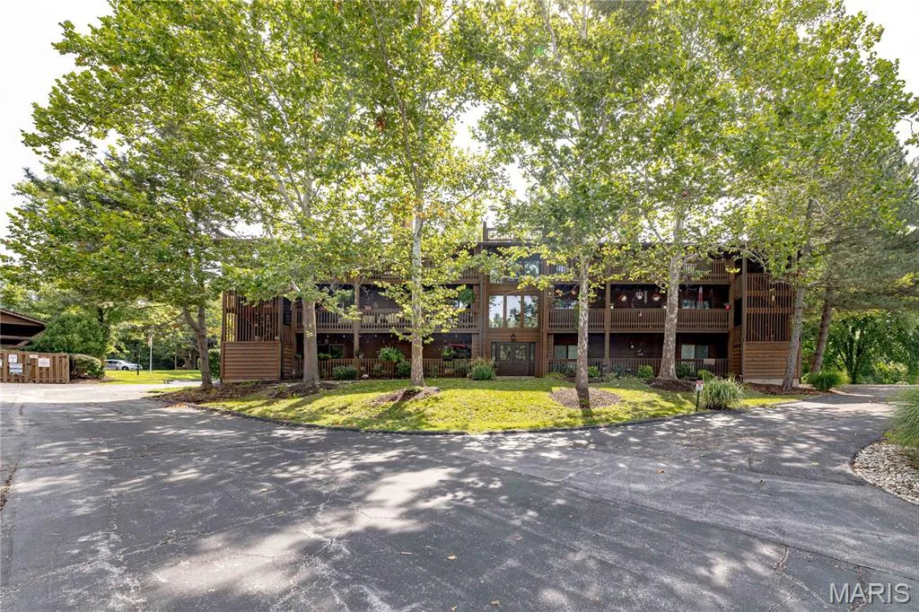 15026 Baxter Village Drive #E, Chesterfield, MO 63017 — listing photo 1 of 24