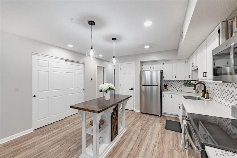 15026 Baxter Village Drive #E, Chesterfield, MO 63017 — listing photo 9 of 24