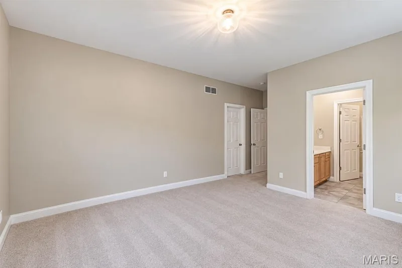 Main floor suite #2 with full bath and walk in closet — 4484 Kingfisher Court, Augusta, MO 63332