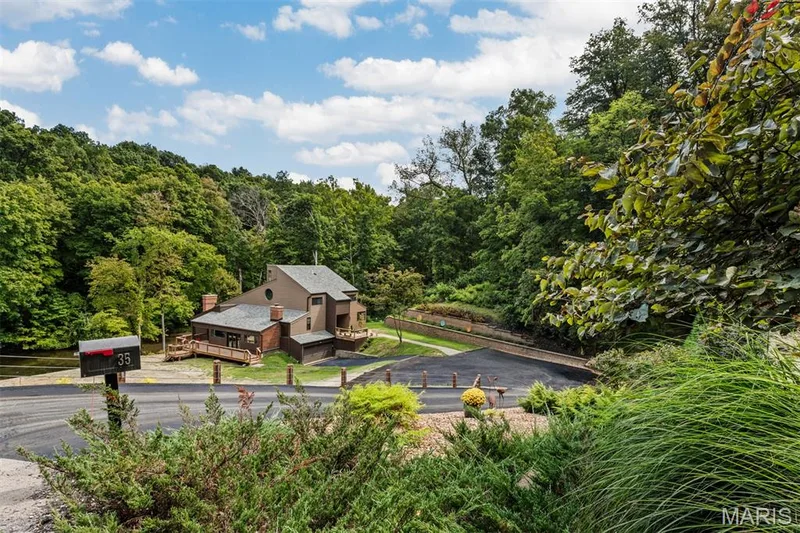Unique and one of a kind property in the heart of Chesterfield — 35 Arrowhead Estates Court, Chesterfield, MO 63017