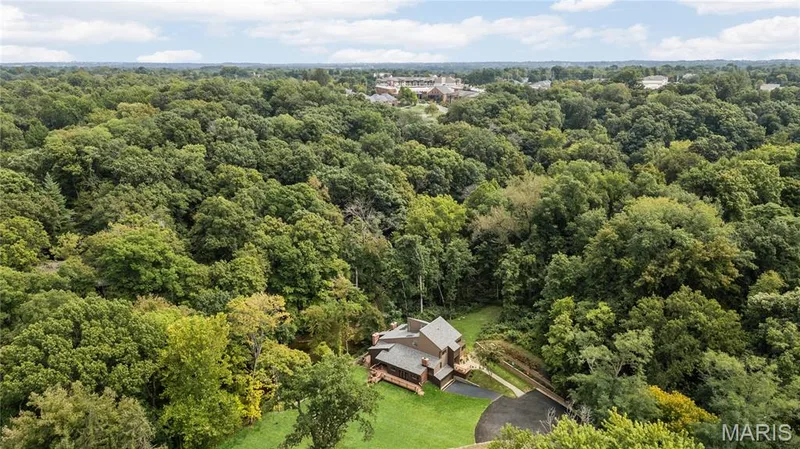 Minutes from everything—shopping, dining, groceries, parks, golf and schools—yet peacefully tucked away among the woods. — 35 Arrowhead Estates Court, Chesterfield, MO 63017