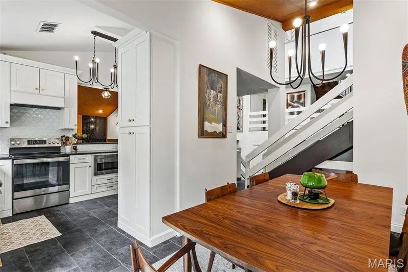 Breakfast room connected to Kitchen — 35 Arrowhead Estates Court, Chesterfield, MO 63017