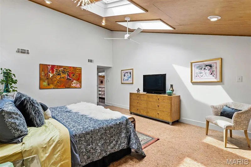 Come retreat lakeside with star gazing at night and private balcony — 35 Arrowhead Estates Court, Chesterfield, MO 63017