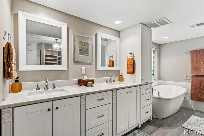 Dual vanities, separate slipper tub and walk in shower — 35 Arrowhead Estates Court, Chesterfield, MO 63017