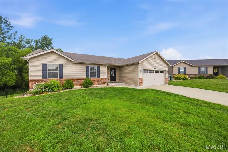 454 Honeysuckle Creek Drive, Wentzville, MO 63385 — listing photo 2 of 33