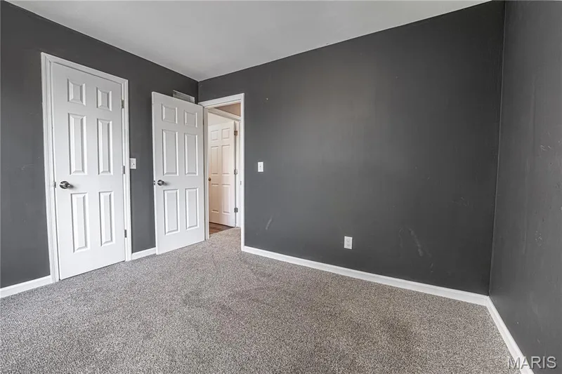 Gray carpet flooring and dark gray walls — 1721 Summergate Court, St Charles, MO 63303