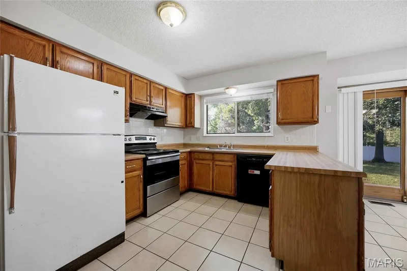 4241 Golden Wheat Drive, St Charles, MO 63304 — listing photo 7 of 25