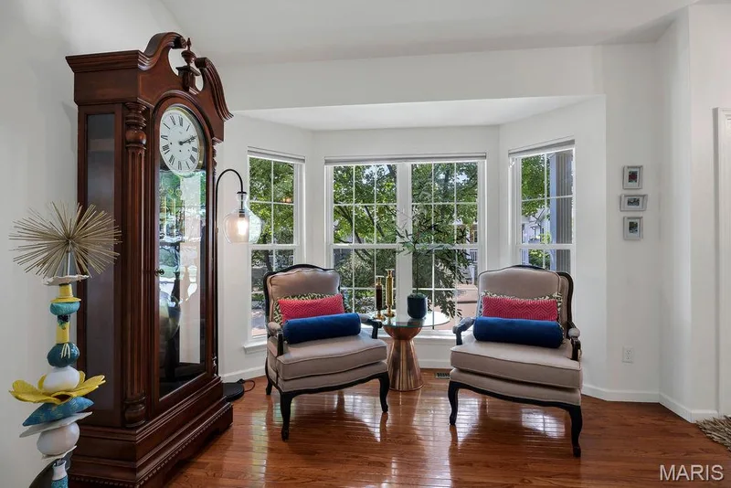 Tons of natural light from this large 4-window bay. — 781 Queens Court Place, St Peters, MO 63376