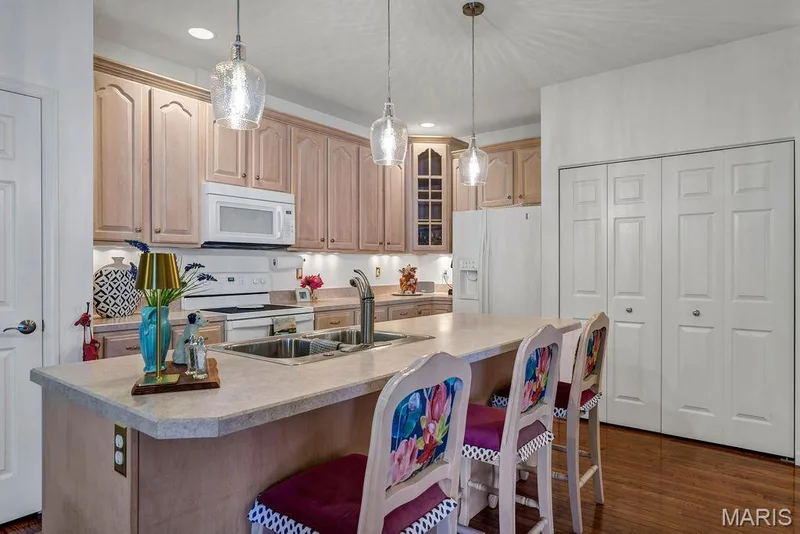 Smooth-top stove, attached microwave, dishwasher & refrigerator stays! — 781 Queens Court Place, St Peters, MO 63376