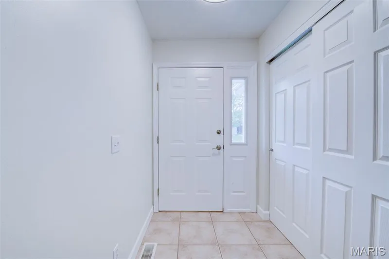 Front entry door / foyer — 868 Molloy Drive, O'Fallon, MO 63366
