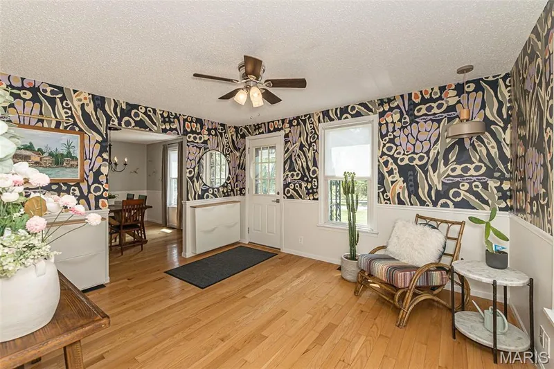 welcoming living room/foyer — 17723 Mueller Road, Wildwood, MO 63038