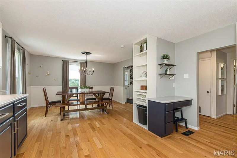 Planning Desk, shelving and hardwood flooring — 17723 Mueller Road, Wildwood, MO 63038