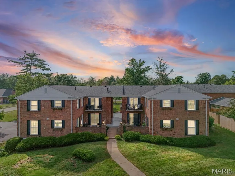 13419 Land O Woods Drive #1, Chesterfield, MO 63141 — listing photo 2 of 30