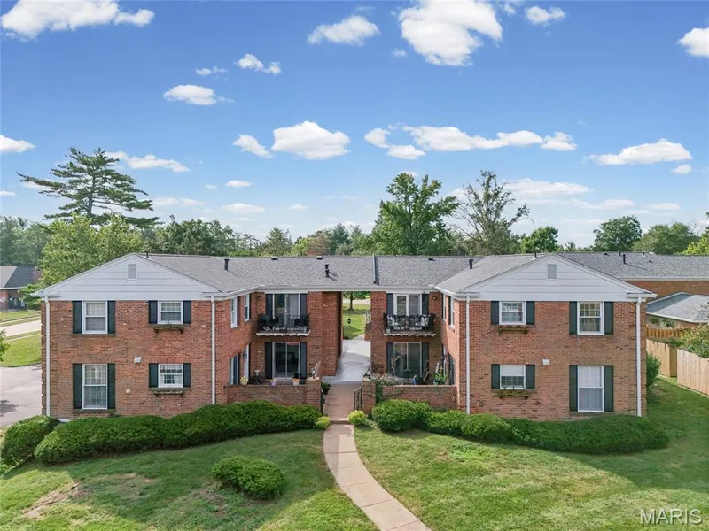 13419 Land O Woods Drive #1, Chesterfield, MO 63141 — listing photo 3 of 30