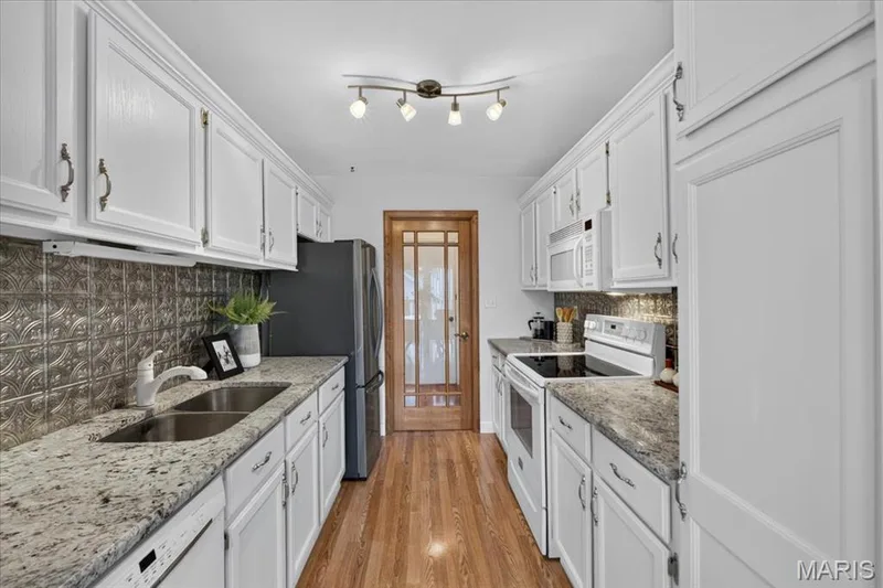 Designer Kitchen!! — 16252 Lea Oak Court, Chesterfield, MO 63017