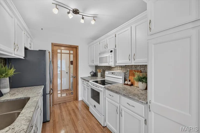 Upgraded Granite & Appliances! — 16252 Lea Oak Court, Chesterfield, MO 63017