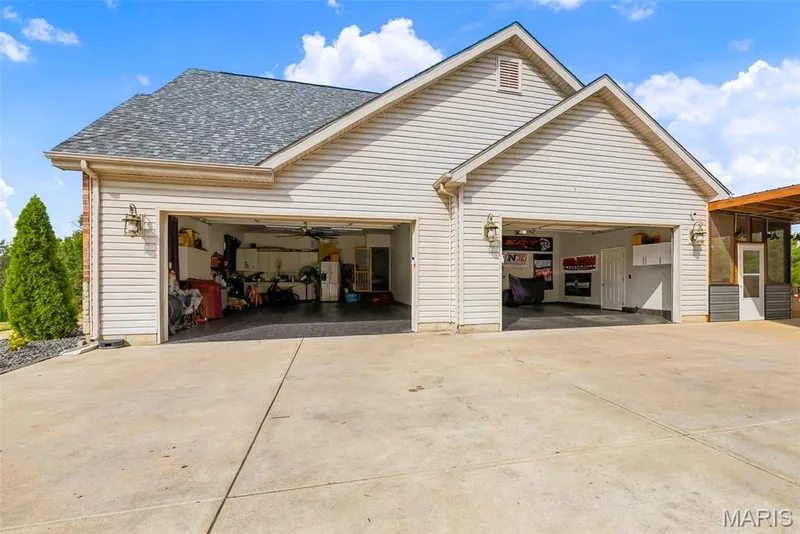 Oversized 4 car garage — 1 Priority Drive N, Wentzville, MO 63385
