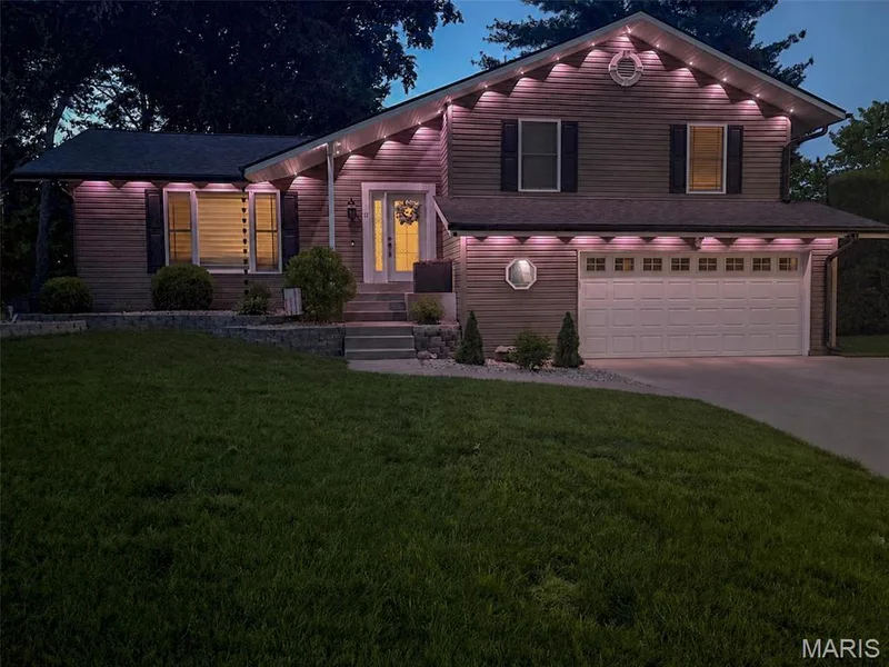 Outdoor lighting — 12 Pyrenees Drive, Lake St. Louis, MO 63367