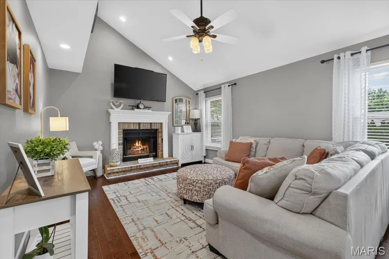 Awesome family room with vaulted ceiling — 303 Whispering Woods Drive, St Peters, MO 63304