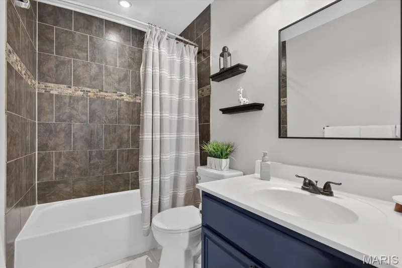 Upper Level Bathroom 2 — 303 Whispering Woods Drive, St Peters, MO 63304