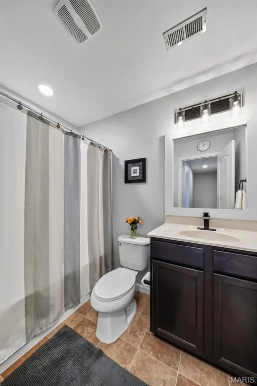 Hall bath on upper level — 3120 Bentwater Place, St Charles, MO 63301