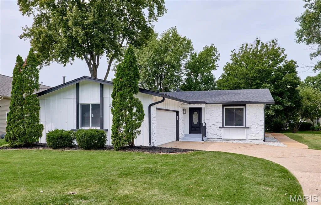 167 Rue Grand Drive, Lake St. Louis, MO 63367 — listing photo 1 of 44