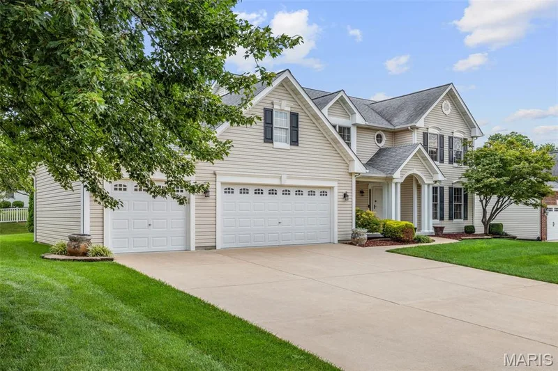 4734 Briarcroft Drive, St Charles, MO 63304 — listing photo 2 of 36