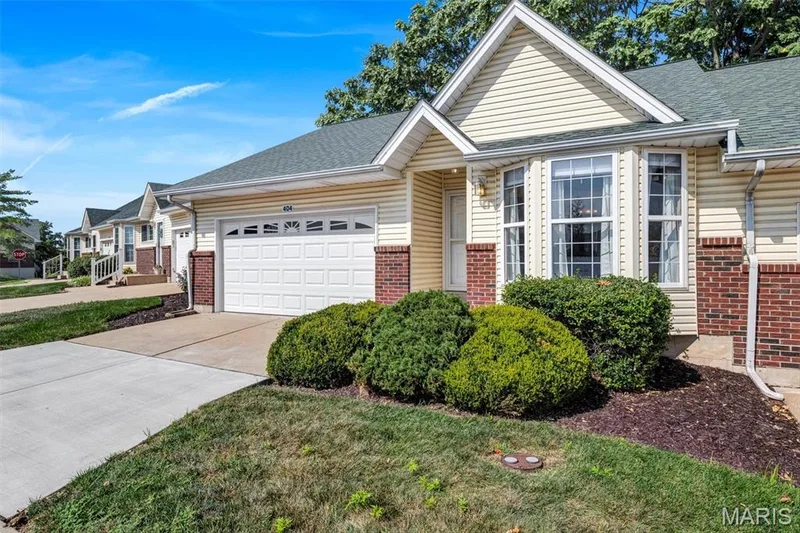 404 Cardinal Commons Court, St Peters, MO 63376 — listing photo 2 of 36