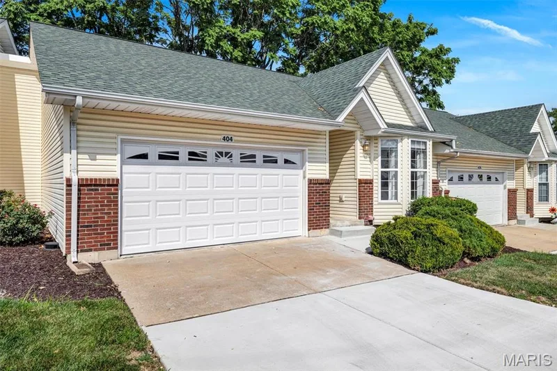 404 Cardinal Commons Court, St Peters, MO 63376 — listing photo 3 of 36