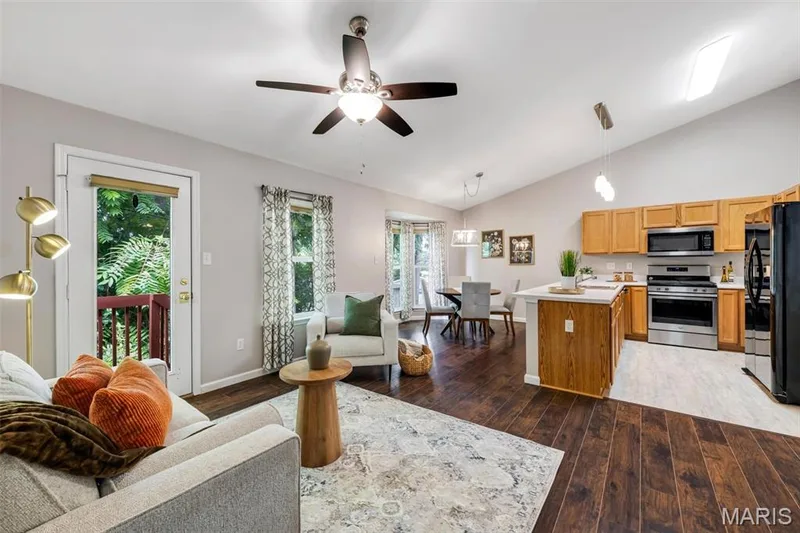 404 Cardinal Commons Court, St Peters, MO 63376 — listing photo 7 of 36