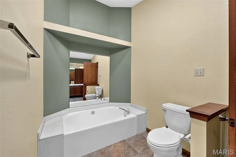 2432 Evergreen Forest Court, Wildwood, MO 63011 — listing photo 19 of 43