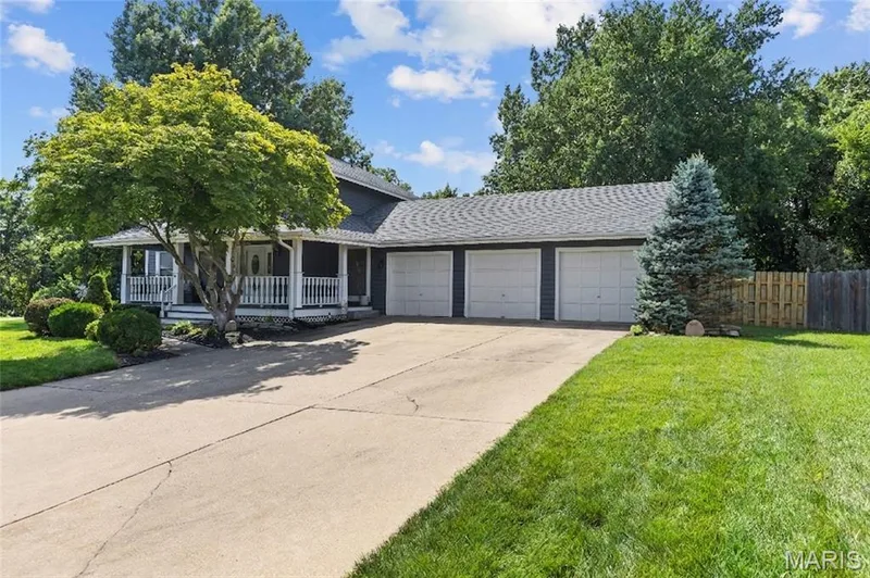 4 River Ridge Court, St Charles, MO 63303 — listing photo 2 of 40