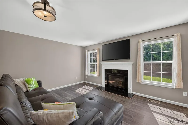 3404 Charlestowne Crossing Drive, St Charles, MO 63301 — listing photo 4 of 34