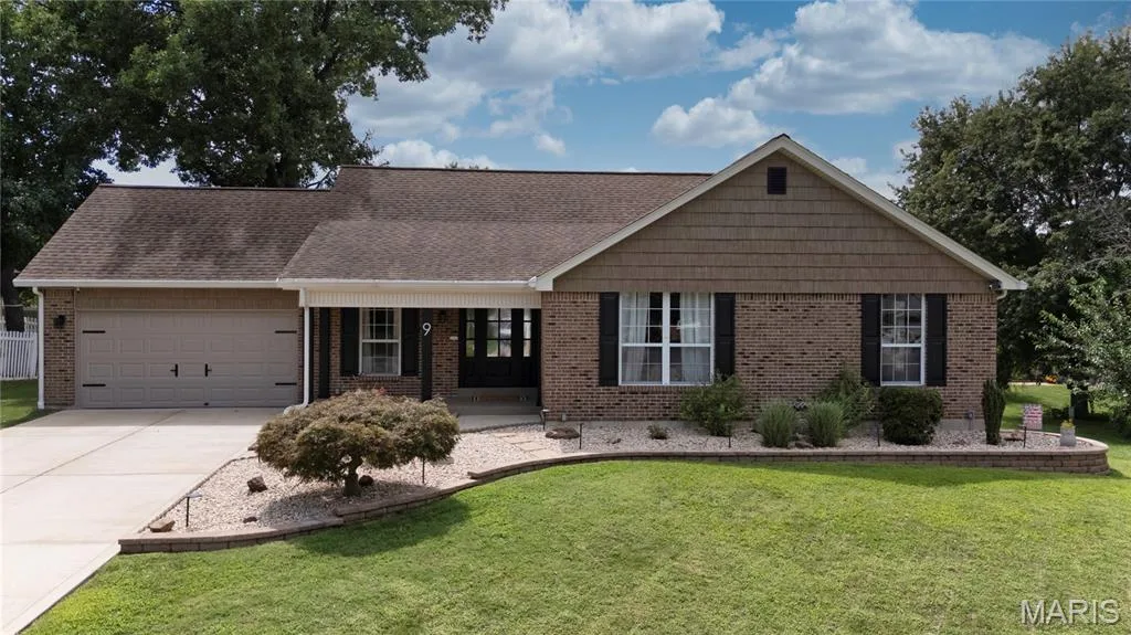 Welcome home to 9 Carriage Way E! — 9 Carriage Way E, St Peters, MO 63376