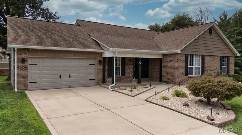Great curb appeal! — 9 Carriage Way E, St Peters, MO 63376