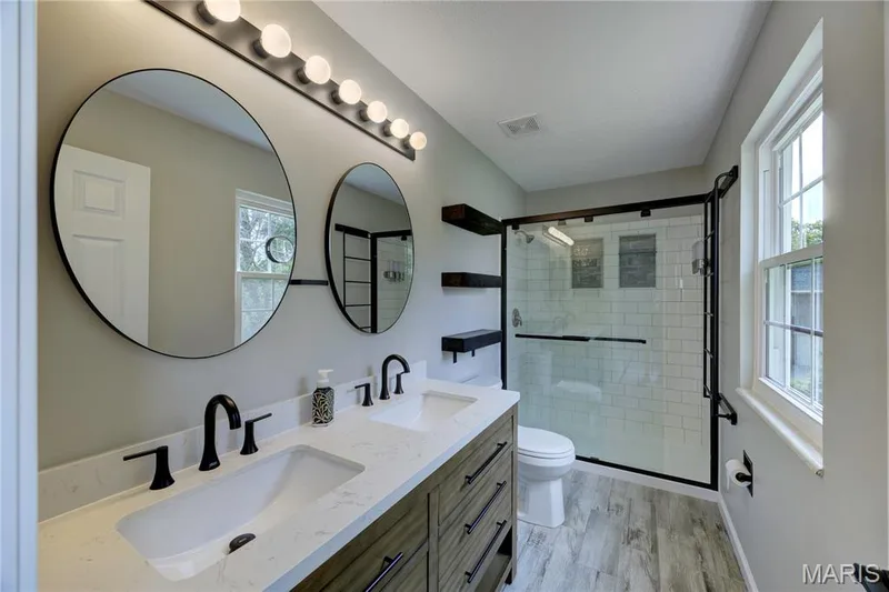 Primary bathroom — 9 Carriage Way E, St Peters, MO 63376