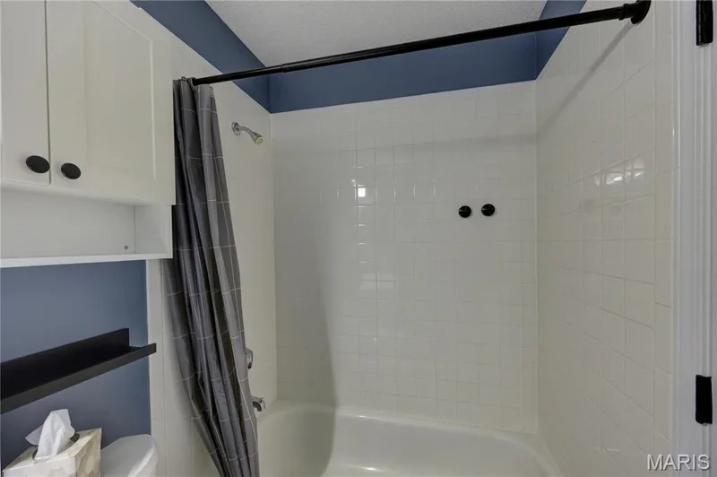 Full bath on main level — 9 Carriage Way E, St Peters, MO 63376