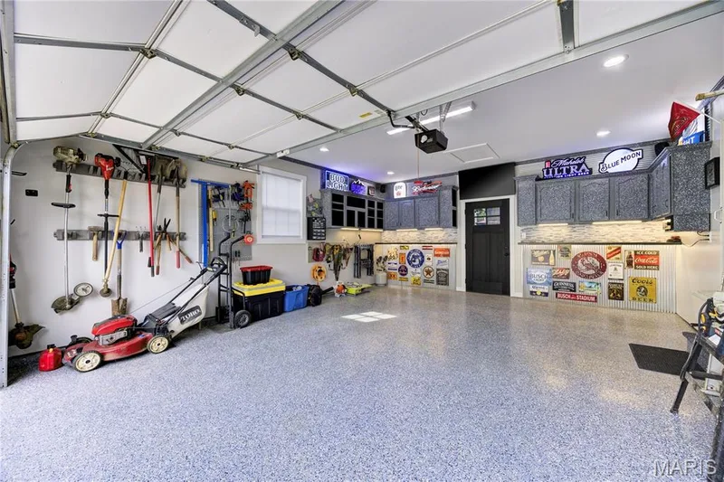 Check out this garage! — 9 Carriage Way E, St Peters, MO 63376