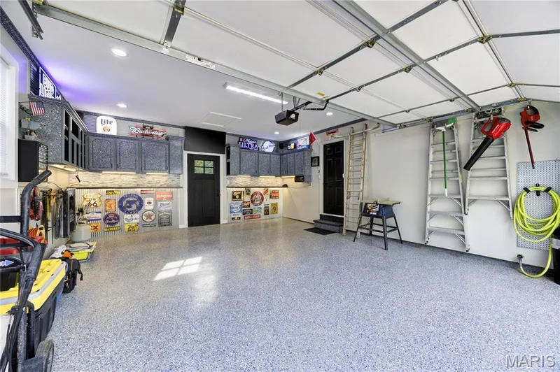 Check out this garage! — 9 Carriage Way E, St Peters, MO 63376