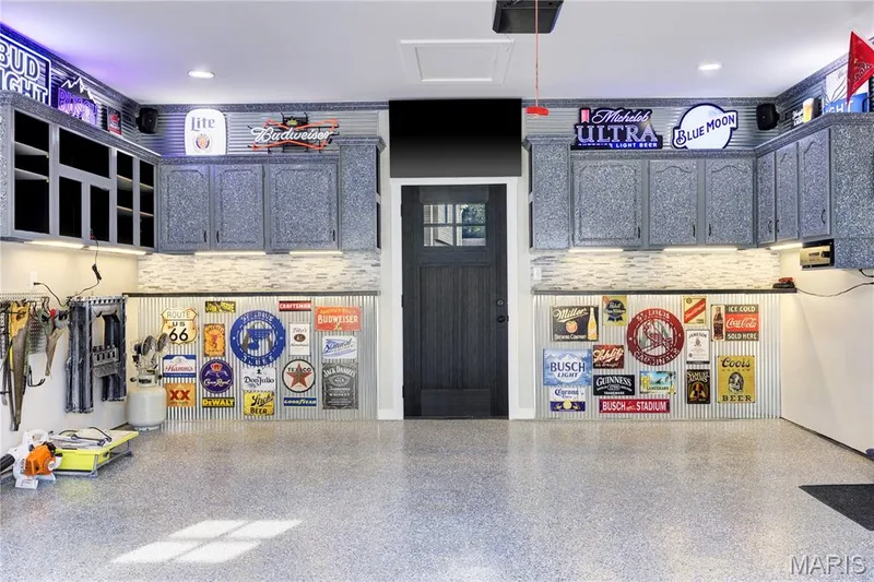 Check out this garage! — 9 Carriage Way E, St Peters, MO 63376