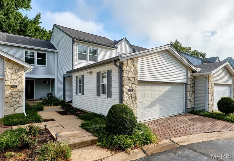 3 bedroom, 3 bath condo — 16463 Cobbleskille Drive, Chesterfield, MO 63017