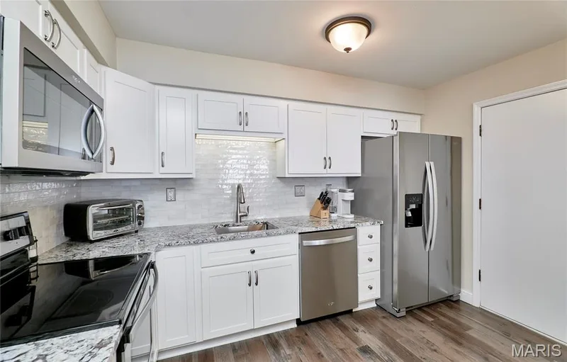 Stainless steel appliances — 16463 Cobbleskille Drive, Chesterfield, MO 63017